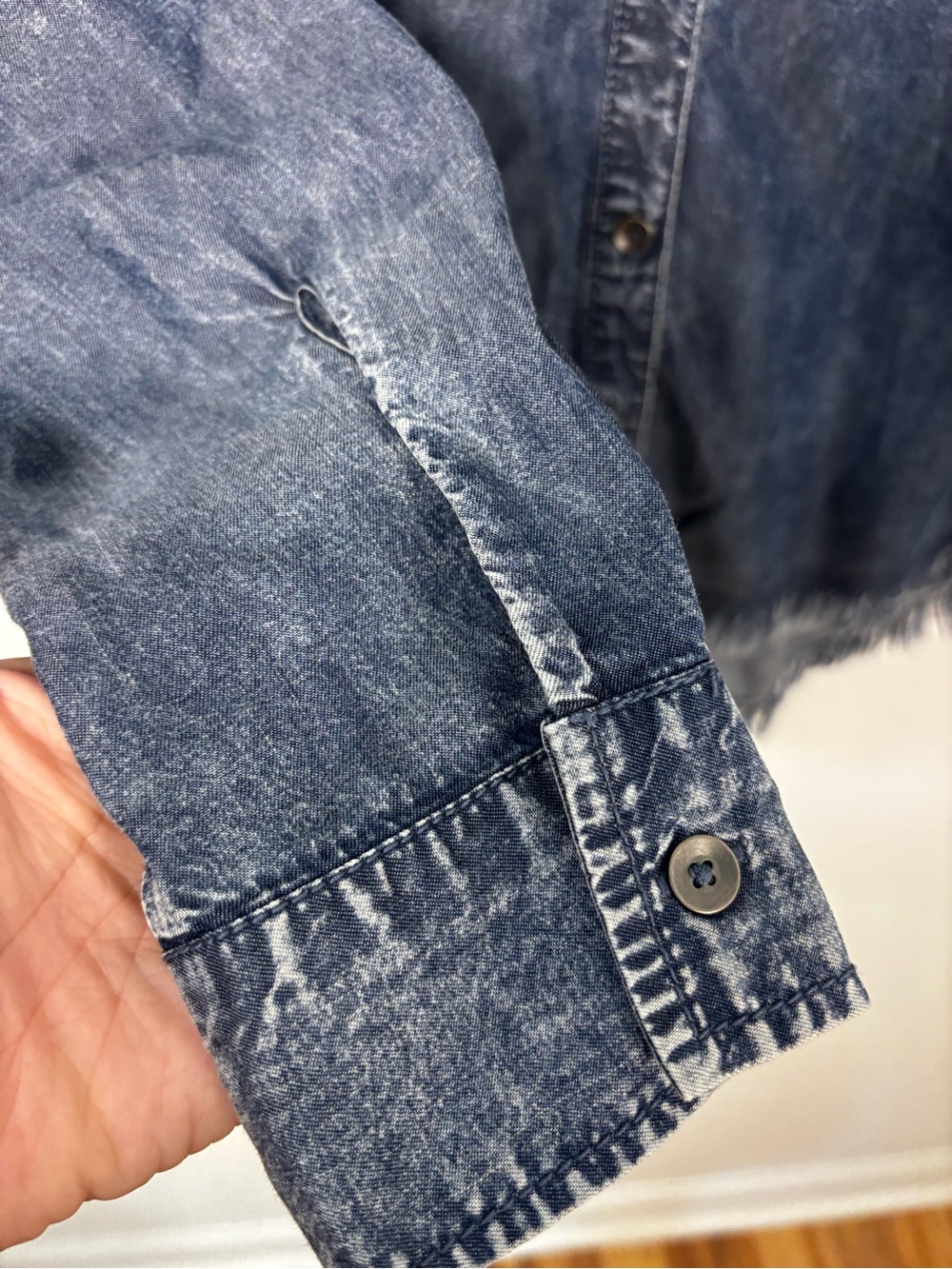 Rock & Republic Lyocell Chambray Shirt M Acid Wash Raw Frayed Hem Button Down - Picture 6 of 13